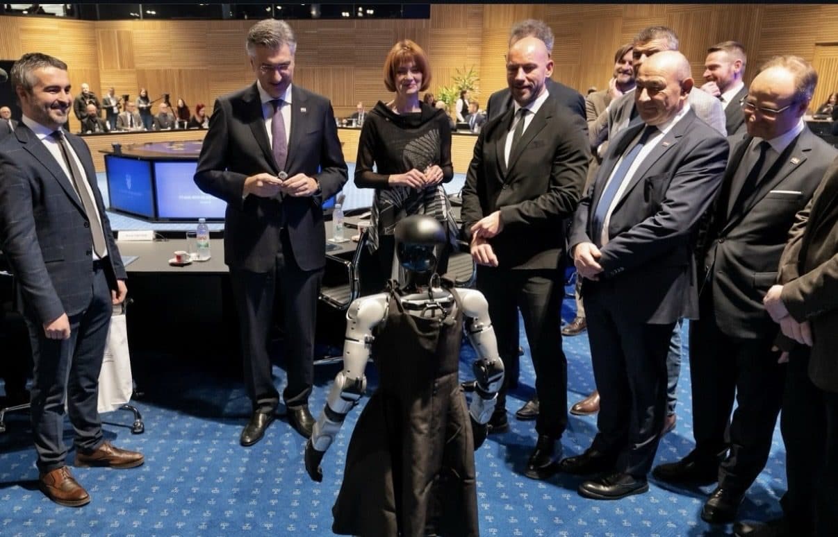 Skupna slika s dužnosnicima
