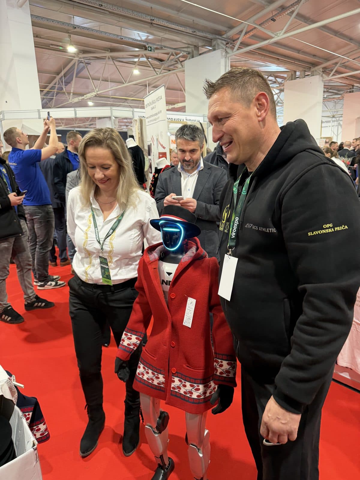 Posjetitelji na sajmu · Tonka